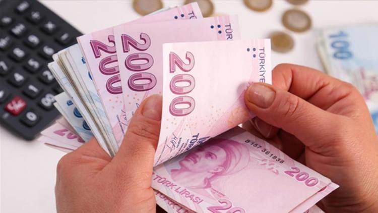 <p>Bütün memurların emekli olmadan önce alacakları emeklilik ikramiyesini ve emeklilik maaşını iyi hesaplamaları gerektiğini belirten Karakaş, <strong>''Temmuz ayında bir zam yapılmıştı. Yapılan zammın yüzde 17,55'i oransal zamdı. 8 bin 77 lirası ise seyyanen zamdı. Bu 8 bin 77 liralık seyyanen zammın ocak ayında alacağınız emeklilik maaşına faydası olmayacaktır. Yine 8 bin 77 liralık seyyanen zammın alacağınız emeklilik ikramiyesinde de faydası olmayacaktır''</strong> ifadelerine yer verdi.</p>