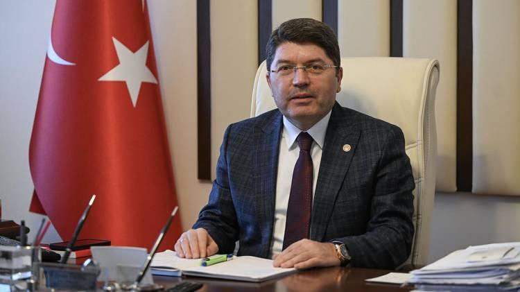 <p><strong>Adalet Bakanı Yılmaz Tunç, "Bir televizyon dizisinde ceza infaz kurumlarımızda görev yapan infaz koruma memurlarımızı karalamaya dönük, onları rencide edici sahnelerin yayınlanması kabul edilemez. Görevlerini kanun ve yönetmelikler çerçevesinde fedakarca çalışarak yerine getiren ceza infaz koruma personelimize yönelik gerçekleştirilen bu tür yayınlarla ilgili olarak gerekli idari ve hukuki inceleme ve soruşturmaların yapılacağından hiç kimsenin şüphesi olmasın." ifadelerini kullandı.</strong></p>
<p> </p>