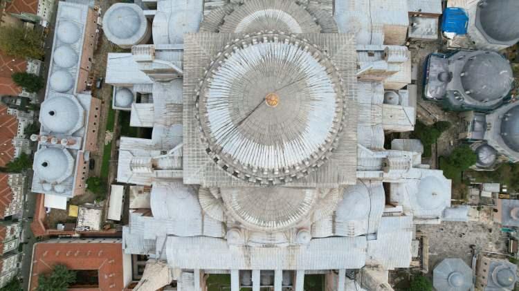 <p>İhsan Sarı, "Bu anıt eser restorasyona ihtiyaç duyuyor. Restorasyon için hem Kültür ve Turizm Bakanlığı hem Vakıflar Genel Müdürlüğü ve İstanbul Valiliği birlikte bir çalışma yaparak önce türbeler ve dış duvarların restorasyonuna başlandı. Bu restorasyon türbelerle birlikte muvakkithane ve sıbyan mektebi de restore ediliyor. Bunlar bitmek, toparlanmak üzere. İkinci bir restorasyon kısmı başladı. Anıt eserin kubbelerini kaplayan kurşun ve dış cephe sıvaları. Anıt eserin bazı yüzeyleri geçmiş zamanda çimento esaslı sıvayla kaplanmış geldiğimiz bu zamanda çimento esaslı sıvanın bu gibi kültür varlıklarına çok ziyan vereceğini biliyoruz. Bu bilimsel olarak da ispatlanmış durumda. Bunun için öncelikle anıt eserdeki bütün çimento esaslı sıvaları dış cepheden uzaklaştırmaya başlayacak, bununla ilgili çalışmalar yapılıyor. Anıt eserin öncelikle ihtiyacı varsa kurşunları değiştirilecek ve cephedeki çimento esaslı sıvalar kaldırılarak orijinal horosan esaslı, kireç esaslı horasan dediğimiz sıvalarla yüzey kaplanacak" dedi. </p>