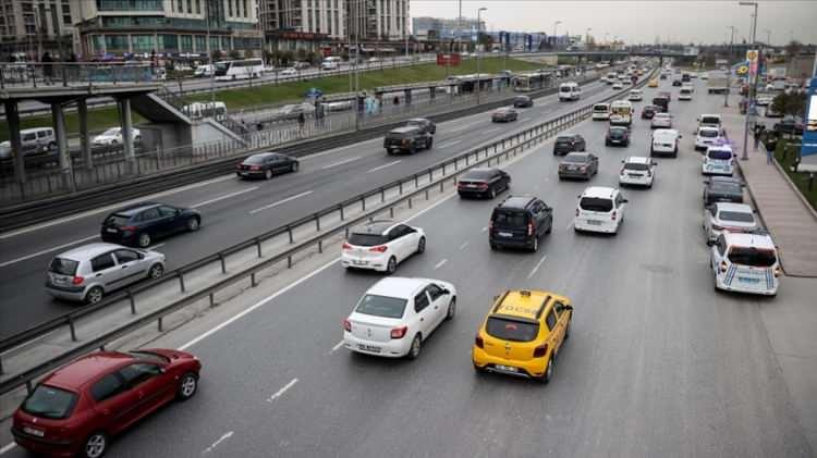 <p>İBB yetkililerinden alınan trafik yoğunluğu istatistiklerine göre Ağustos ayında hafta içi 07:00-09:00 saatleri arasında yüzde 37 olarak ölçülen trafik yoğunluğu, Eylül ayında yüzde 49, Ekim ayında yüzde 54 ve Kasım ayında yüzde 56 ortalamasıyla ölçüldü.</p>
