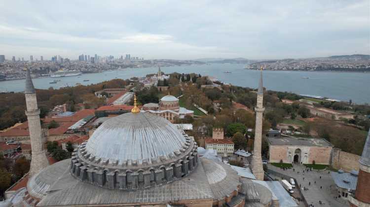 <p>Yaklaşık 1486 yaşında olan, zaman zaman kısmi restorasyona alınan Ayasofya-i Kebir Camii Şerifi'nde dönemin en kapsamlı restorasyonuna, oluşturulan Bilim Kurulu himayesinde Eylül ayı itibariyle başlandı.</p>