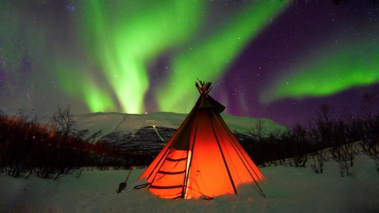 <p>Kuzey ve Güney Işıkları bu yıl tam bir gösteri sundu. Seyahat ve fotoğraf blogu Capture the Atlas tarafından özenle seçilen, 2023 yılında dünya çapında çekilmiş en iyi kutup ışıkları fotoğraflarını yayınlandı.</p>
