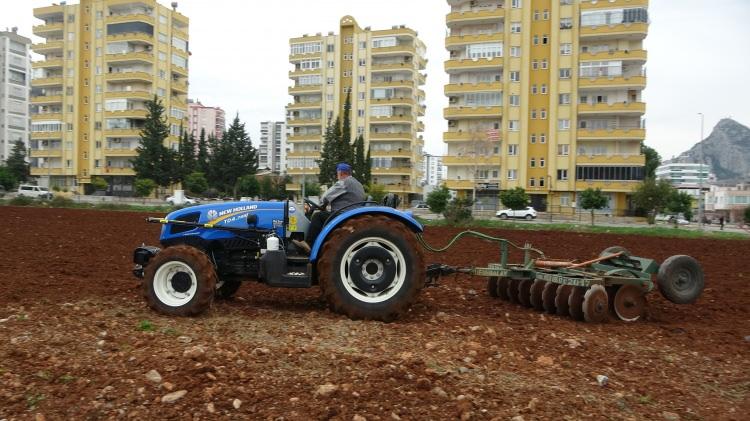 <p>Arsaya daire, iş yeri teklif ediyorlar ama benim yanımda toprak her şeyden değerli. Bu dede mesleği. Gençler topraktan uzak kalmasınlar. Şimdiki gençler maalesef yok. 2 mühendis oğlum var onları traktöre bindiremiyorum. Böyle böyle tarımdan memleketimiz uzaklaşıyor" dedi.</p>
