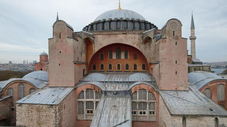 <p>Sarı, "Bu gibi restorasyonlarda önce anıt eserin dışını konsolide etmeniz, restore etmeniz lazım. İçinde istediğiniz kadar restorasyon yapın, çatısından su alan bir yere hiçbir şey yapamazsınız. Önce kubbelerin kurşun ve çimento esaslı sıvaları anıt eserden uzaklaştırarak dış cephesini konsolide edeceğiz, ondan sonra peyderpey zannediyorum üçüncü aşama olarak da anıt eserin içine girilecek. Anıt eserde rutubet var. Yoğun bir ziyaretçi akını var, bunu inkar etmemiz lazım. Yoğun bir ziyaretçi akımının sağladığı bir rutubetli ortam söz konusu oluyor çünkü insan nefesinin de ortama çok büyük bir rutubet bıraktığını biliyoruz. Bunlarla ilgili olarak da çalışmalar yapılıyor" ifadelerini kullandı. </p>