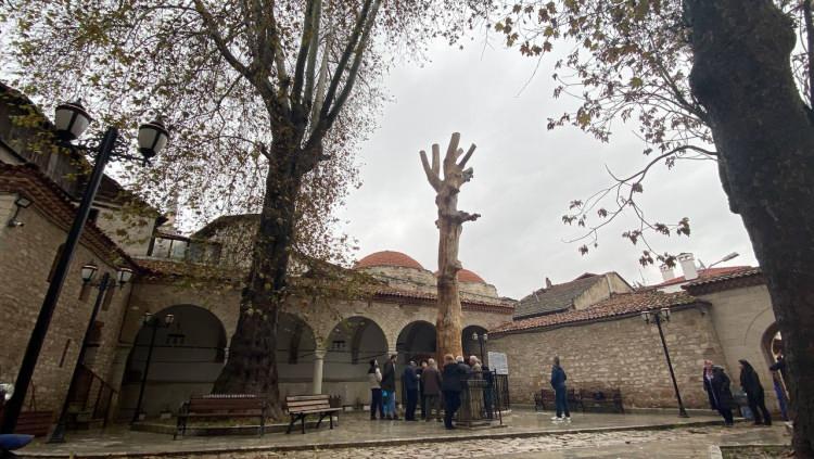 <p>Bakımını sürekli yaptıracağız. Üzerine ağıt da yazdık. Belki de Türkiye'de ilk defa kurumuş ağacı yerinde heykel haline getirmeyi tasarladık ve yaptık. Tarihi yapıların korunması konusunda çalışanlara örnek olması için sunuyoruz" dedi. </p>
