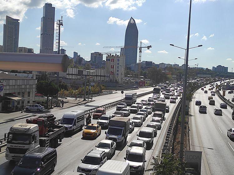<p>Akşam iş çıkış saatlerinde yapılan ölçümlerde ise, trafik yoğunluğu Ağustos ayında yüzde 59, Eylül ayında yüzde 64, Ekim ayında yüzde 69 ve Kasım ayında yüzde 75 ortalamasına yükseldiği öğrenildi.</p>