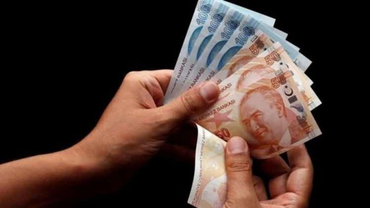 <p><span style="color:rgb(178, 34, 34)"><strong>''SGK kanuna bağlı emekli memurların maaşı ile Emekli Sandığına tabii memurların maaşları yüzde 25 fark var''</strong></span></p>
<p> </p>
<p>Ekim 2008’de çıkarılan kanunla beraber, bu tarihten sonra memur olanların maaşlarının emekli sandığına değil, SGK kanununa göre hesaplanacağını da dile getiren Karakaş, <strong>''Emekli Sandığı'na tabi olan bir memurun eğer ki 25 yıl çalışması varsa, yüzde 75 oranında aylık bağlama oranı vardır.</strong></p>