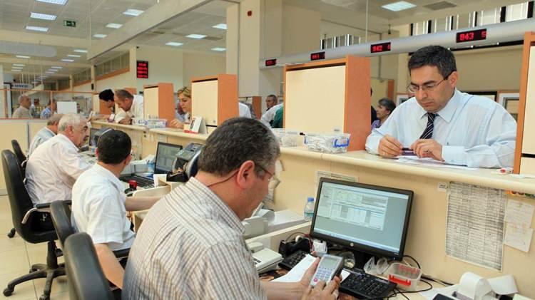 <p>Çalışma ve Sosyal Güvenlik Bakanı Vedat Işıkhan başkanlığında yapılacak ilk toplantıda Komisyon'un çalışma takvimi netleştirilecek. Asgari ücretin yüzde 40 artışla 15 bin 962 liraya, düz 16 bin liraya çıkarılması seçeneği ön plana çıkıyor. Asgari ücrete yüzde 35 oranında zam yapılması durumunda 3 bin 990 lira artışla 15 bin 392 lira olacak.<br />
<br />
<br />
Komisyon'un ilk iki toplantısında uzlaşma sağlanamazsa üçüncü toplantı kararı alınarak tüm rakamlar masaya yatırılacak. Ortaya çıkan tablo Cumhurbaşkanı Recep Tayyip Erdoğan'a sunulacak. Aralık ayının son haftasında dördüncü toplantı sonrası 2024 asgari ücret zammı netleşecek.</p>
<p> </p>