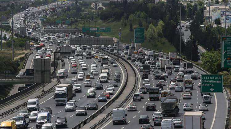 <p>İstanbul'da son günlerde trafik yoğunluğundaki artış dikkat çekiyor. İstanbul Büyükşehir Belediyesi (İBB) trafik yoğunluğu haritasına göre hafta içi akşam iş çıkış saatlerinde trafik yoğunluğu yüzde 75'leri gösteriyor.</p>
