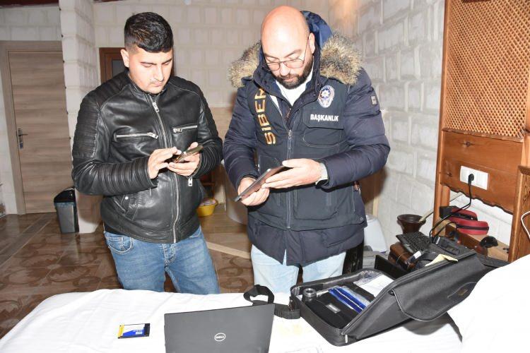 <p>Nevşehir Kaçakçılık ve Organize Suçlarla Mücadele Şube Müdürlüğü ekipleri Nevşehir’in Avanos ilçesinde bulunan noterde yapılan işlem sayıların bir anda artmasından şüphelenerek çalışma başlattı.</p>
