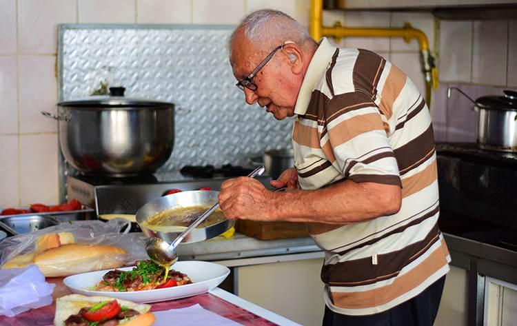 <p>Bu yemeği lezzetlendirme arayışına giren Deviren, denemelerinin ardından eşi Şentöre Deviren'den aldığı kömür ütüsünü ızgarada kullanmaya başladı. Köfteyi, eti, ızgaranın sıcaklığıyla ısınan ütünün altında pişiren Deviren, 44 yıldır "ütülü kebap" ile tanınıyor.</p>
