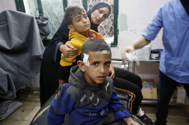 <p>Gazze'deki Sağlık Bakanlığı, İsrail ordusunun sağlık çalışanlarını alıkoymasının ardından Gazze Şeridi'ndeki hastanelerde hastaların ve sağlık ekiplerinin tahliyesi için Dünya Sağlık Örgütü (DSÖ) ile koordinasyonunu durdurduğunu açıkladı.</p>

<p> </p>
