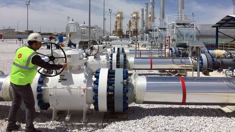 <p>Türkiye, son yıllarda doğal gaz arz güvenliği için sıvılaştırılmış doğal gaz (LNG) terminalleri ve Yüzer LNG Depolama ve Yeniden Gazlaştırma Ünitelerini (FSRU) devreye alırken, depolama kapasitesini 2028 sonuna kadar mevcut 5.8 milyar metreküpten 13.4 milyar metreküpe çıkarmayı hedefliyor.</p>
