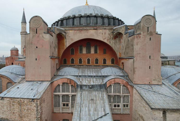 <p>Ayasofya'nın uzunca bir zamandır gözlenmekte olduğunu söyleyen Sarı, "Bugün biliyoruz ki yaklaşan İstanbul depremi Ayasofya'ya 17 kilometre mesafede fay uzaklığı. Bu çok uzak bir mesafe değil. Bilim kurulu olarak da idare olarak da öncelikle anıt eserin depremden sağ salim çıkması için var gücümüzle çalışıyoruz. Bütün bu çalışmalar, müdahaleler öncelikle anıt eserin yaklaşan büyük İstanbul Depremi'ni karşılaması yönünde çalışmalar yapılıyor. Bunlarla ilgili yakın zamanda Ayasofya'nın II. Beyazıt minaresi denilen Topkapı Sarayı'nın Bab-ı Hümayun kapısının önündeki II. Beyazıt minaresi konsolidasyonuyla ilgili çalışmalar hemen başlıyor. Gerekli hukuki işlemler bitti, dolayısıyla o minareden başlayacak. Peyderpey bütün minareler bir anlamda konsültasyon yapılarak minarelerin durumları yeniden değerlendirilecek. Bu anıt eser en son büyük İstanbul depremi 1894 depremini karşılamış, orada çok büyük bir darbe almadığını biliyoruz. Ümit ederim bu depremde de aynı durum olur ama 1486 yaşında olan bir anıt eser her hâlükârda yorgun bir yapı. Onun için bizim onu yer yer konsolide etmemiz lazım. Biz de bunu yapmak için var gücümüzle uğraşıyoruz" diye konuştu. </p>