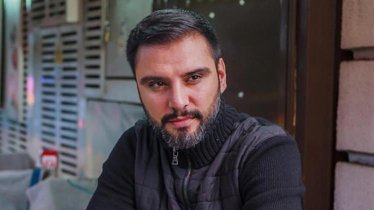 <p><strong>Yaptığı nostaljik paylaşımı gören hayranları Alişan'ı tanımakta güçlük çekerken paylaşımın altına düştüğü notla da herkesi şaşkına çevirdi.</strong></p>
<p> </p>