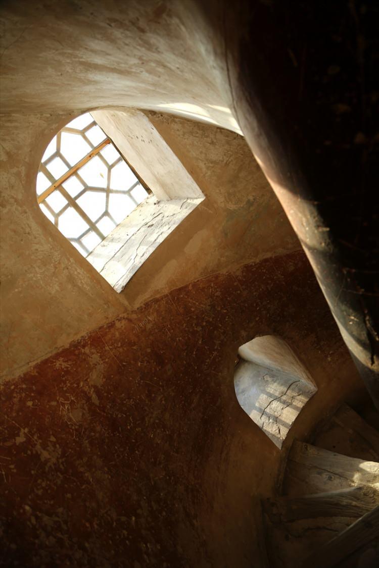 <p>Çevresindeki tarihi yapılarla UNESCO Dünya Kültür Mirası Listesi'nde yer alan meydanın parçası niteliğindeki sarayın geçmişi Timurlular devrine uzanıyor. Safevi hükümdarı 1. Şah Abbas döneminde iki katlı olarak yeniden inşa edilen saray, 2. Şah Abbas döneminde yeni katlar ve balkonlarla genişletilmiş.</p>