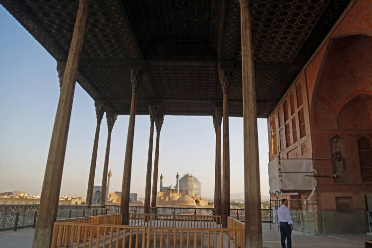 <p>Ali Kapu Sarayı’nı anlatan turizm uzmanı Muhammed Cafer Şahsevendi, herhangi bir saldırı durumunda içeri girmeyi zorlaştırmak ve daha kolay bir şekilde güvenliği sağlamak amacıyla merdivenlerin dar yapılmış olabileceğine dikkati çekti.</p>