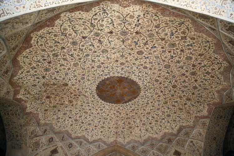 <p>Turizm uzmanı Şahsevendi, dayanıksız hale gelen ahşap sütunların Şah Muhammed Rıza Pehlevi ve 1979'daki İran devrimi sonrasında, çelik sütunlarla değiştirildiğini, ahşapların boydan ikiye ayrılıp içlerinin boşaltılarak çelik sütunlara giydirildiğini aktardı.</p>

<p> </p>
