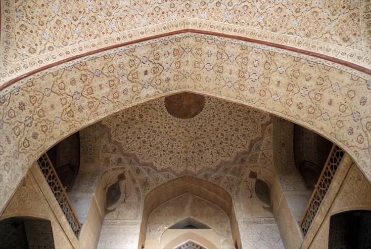 <p>İsfahan’daki Çehel Sütün Sarayı’nı andıran bu terasın hemen ortasındaki havuz ise bakır ve kurşun malzemeden oluşuyor.</p>
<p> </p>