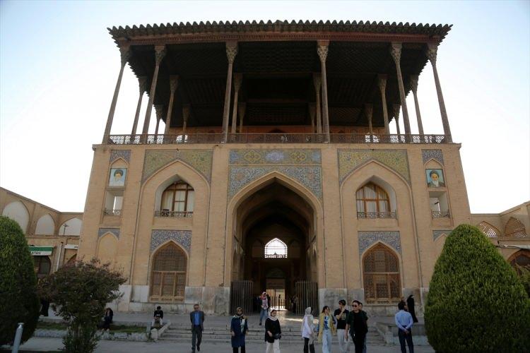 <p>Safevi hükümdarı 2. Şah Abbas döneminde yapılan bu teras katı Şah ailesinin meydandaki etkinlikleri ve polo maçlarını izlemeleri için de kullanılmış.</p>

<p>Teras katının duvarlarındaki işlemeler ve resimler hemen dikkati çekiyor. Kadın, erkek veya başka toplumlardan insanların işlendiği bu duvar resimlerinin bir kısmı tahrip edilmiş durumda.</p>
