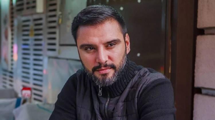 <p><strong>&Uuml;nl&uuml; şarkıcı, <span style="color:#B22222"><em>"Ben &ouml;yle fon işlerinden falan anlamam. B&ouml;yle şeylere para yatırmadım ama benim de dolandırıldığım oldu. Hatta kendi meslektaşım tarafından..."</em></span> dedi.</strong></p>

<p>&nbsp;</p>
