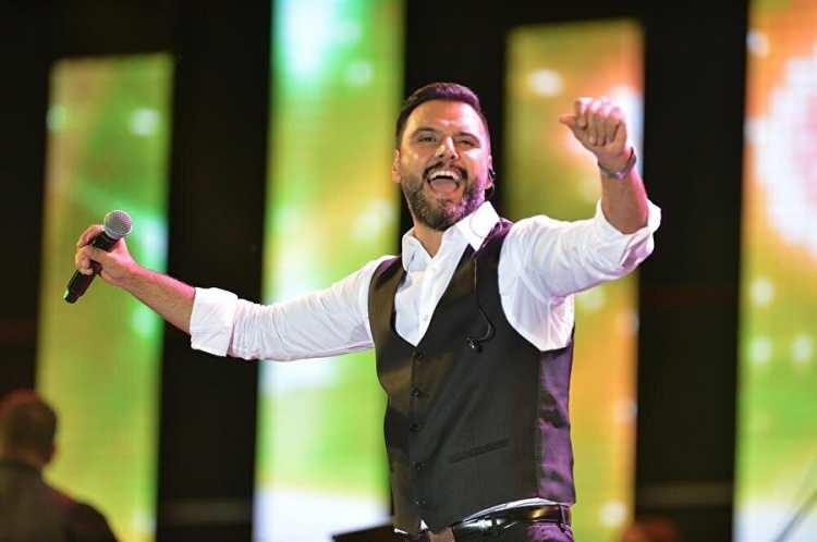 <p><span style="color:#B22222"><strong>"BİZİM PİYASADA SANATR&Ccedil;ILAR BİLE DOLANDIRICI"</strong></span></p>

<p><em><strong>"Konser paramı alamadığım &ccedil;ok oldu. Hatta &uuml;nl&uuml; bir şarkıcı arkadaş, beni 7-8 yıl &ouml;nce dolandırdı. Bana konser bağlayıp benim yerime para almış.</strong></em></p>

<p>&nbsp;</p>
