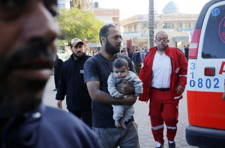 <p>İsrail ordusu, abluka altındaki Gazze Şeridi'nde kara işgalinde güneyde ilerlemeye çalışırken zırhlı ve tank birlikleri şehir merkezinde yerleşimin yoğun olduğu Han Yunus kentinin doğusuna aydınlatma fişekleri attı, burayı bombardımana tuttu.</p>