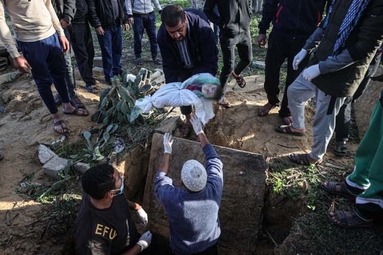 <p>Evleri bombabalan Filistin'liler binlerce şehit verirken sığınmak zorunda oldukları barınaklardada zor günlere göz açıyorlar. </p>
