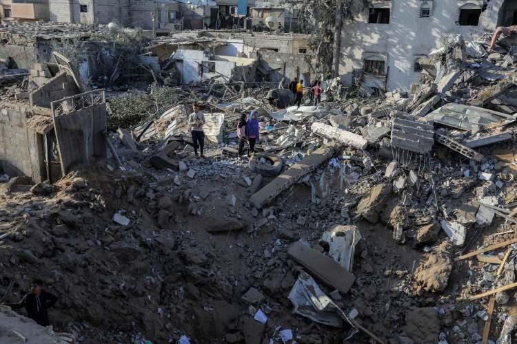<p>İsrail'in saldırıları sonrası evleri yıkılan aileler zor günler geçiriyor. Evlerini terk etmek zorunda kalan aileler kendilerini ve yakınlarını korumak için barınaklara sığındılar. Ancak barınma merkezlerindeki aşırı kalabalıktan hastalıklar yüz göstermeye başladı. Ateşkesi fırsat bilen aileler hastalıklardan kaçmak için yıkılan evlerine geri döndü. Geldiklerinde evlerinin yerine koskoca enkazla karşılaşan aileler şartların yine de barınaklardan iyi olduğunu belirtti. Gazze'lilerin çoğu yıkılan evlerinin enkazı üzerinde hayatlarını sürdürüyor.</p>

<p>7 Ekim'den bu yana Gazze Şeridi’nde İsrail saldırılarında 15 bin şehit verildi. Verilen şehitlerin yüzde 70'ini çocuklar ve kadınlar oluşturuyor. Şehit sayısı 15 bin 899'a yükseldi.</p>

<p> </p>
