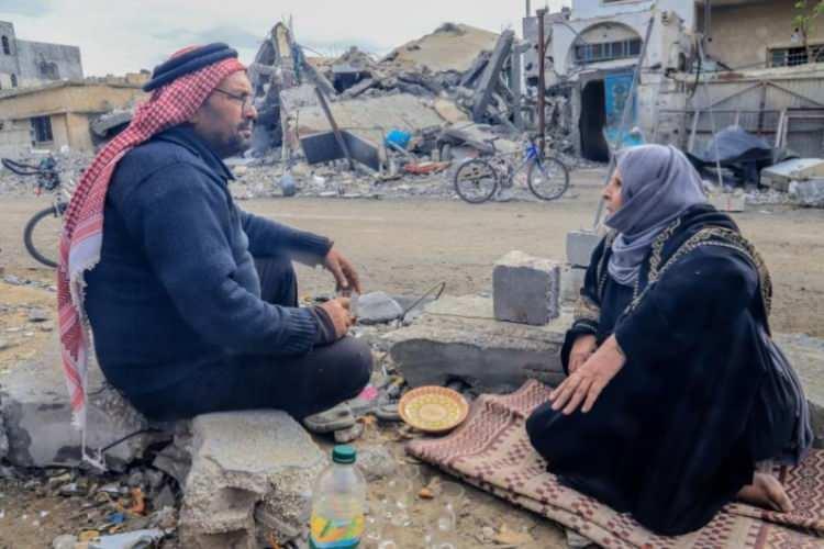 <p>Aileler sohbet edebilmek için koltuk yerine kendilerine üzerine oturmak için taş seçti.</p>