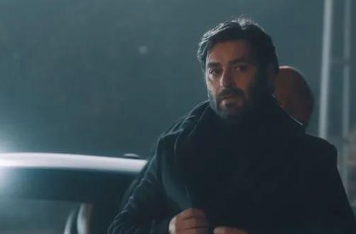 <p>Cezayir Türk'le Türkmenistandaki faaliyetleri sırasında tanışan Emir Gardaşov'un Cezayir ile arkadaşlığı kısa zamanda dostluğa dönüşür. İkinci Dağlık Karabağ Savaşı esnasında Türkiye'den yapılan silah sevkiyatında önemli bir rol oynayan Emir Gardaşov ABD'nin Cezayir'e ambargo koyduğunu öğrenince ona yardım etmek için İstanbul'a gelir.</p>
