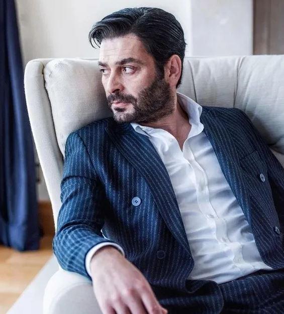 <p><strong>OZAN AKBABA HANGİ DİZİLERDE OYNADI?</strong></p>

<p>Kavak Yelleri, Kuzey Güney, Arka Sokaklar, Poyraz Karayel, Güldür Güldür ve Eşkıya Dünyaya Hükümdar Olmaz gibi popüler yapımlarda yer alan Ozan Akbaba, aynı zamanda birçok tiyatro oyununda da oyunculuk yapmıştır. </p>
