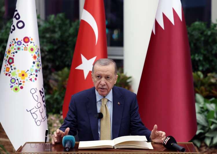 <p>Türkiye-Katar Yüksek Stratejik Komite 9. Toplantısı ve 44. Körfez İşbirliği Konseyi Toplantısı için Katar'a geldiklerini anımsatan Erdoğan, Doha EXPO 2023 Fuarında Suudi Arabistan, Katar ve Türkiye pavyonlarının düzenli ve güçlü olduğunu söyledi.</p>

<p> </p>
