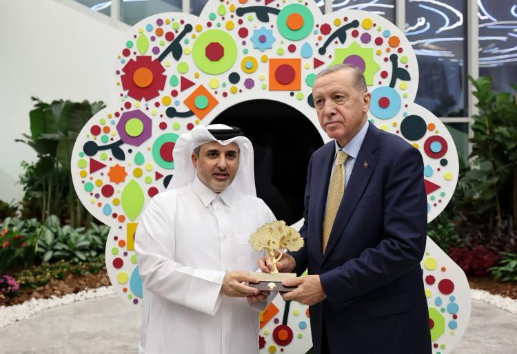 <p>Yaklaşık 80 katılımcı ülkenin olmasının Doha EXPO 2023'e ayrı bir güç kattığını belirten Erdoğan, "Temennimiz odur ki bundan sonraki dönemlerde bu katılımlar çok daha fazlasıyla olsun ve dünyadaki ticaret birbiriyle kaynaşsın. Bu küresel organizasyonu gerçekleştiren Katar yönetimine başta kardeşim Temim'e Türkiye olarak şahsım ve milletim adına çok çok teşekkür ediyor, başarılarının artarak devamını diliyorum." ifadelerini kullandı.</p>
