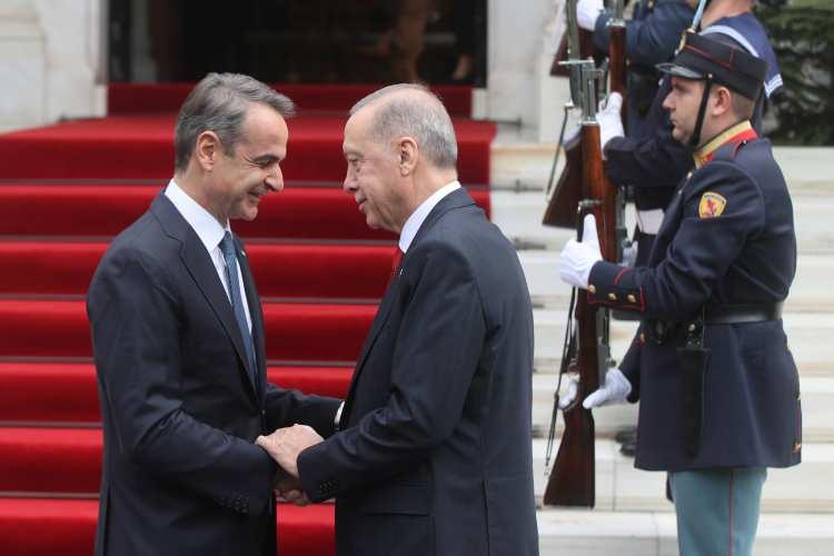 <p>Cumhurbaşkanı Recep Tayyip Erdoğan, Türkiye-Yunanistan Yüksek Düzeyli İşbirliği Konseyi'nin beşinci toplantısı kapsamında resmi ziyarette bulunduğu Yunanistan'ın başkenti Atina'da, Başbakan Kiryakos Miçotakis'i kabul etti.</p>
