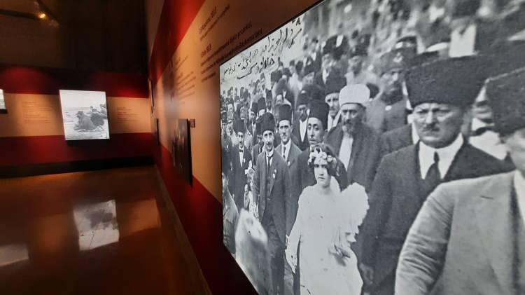 <p>Başta Gazi Mustafa Kemal Atatürk olmak üzere; Milli Mücadeleye katılmış ve Cumhuriyet’in ilanında aktif rol almış komutanların Askeri Müze Koleksiyonundaki kişisel eşyaları ile döneme ait toplam 85 parça eser, Harbiye Askeri Müze ve Kültür Sitesi Komutanlığı Şehit Hasan Rıza Sergi Salonu’nda sergilenmeye başlandı.</p>