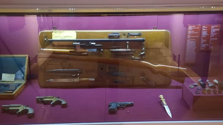 <p>Cumhuriyet'in ilanı ve Cumhuriyet Bayramı kutlamalarını yansıtan belge ve fotoğraflar serginin önemli tarihi parçaları arasında.</p>