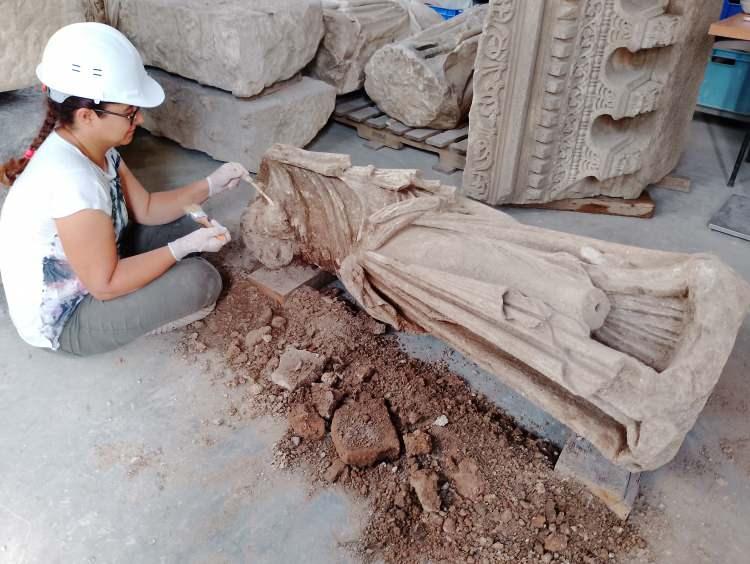 <p>Daha önce Rhodos'da olduğu gibi Perge Antik Kenti’ndeki Roma Hamamı'nda da bu heykelin kopyası bulunmuştu. Heykel çalışmaların ardından Muğla Müzesi’nde sergilenecek.</p>
