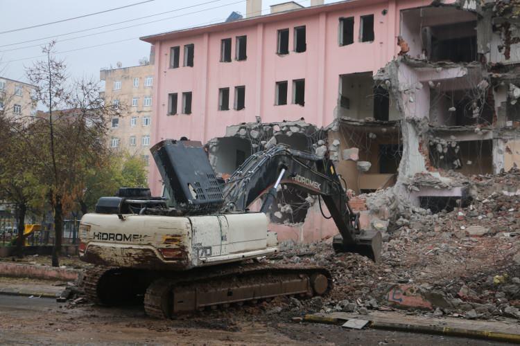 <p>Ekipler, 6 saatlik çalışmasının ardından bebeğe dair herhangi bir ize rastlanılmadığını belirterek ihbarın asılsız olduğunu açıklamıştı. Bunun üzerine olay yerinde güvenlik şeridinin çekilmesiyle bugün Diyarbakır Valiliğinin talimatıyla binanın yıkım çalışmaları başladı.</p>
