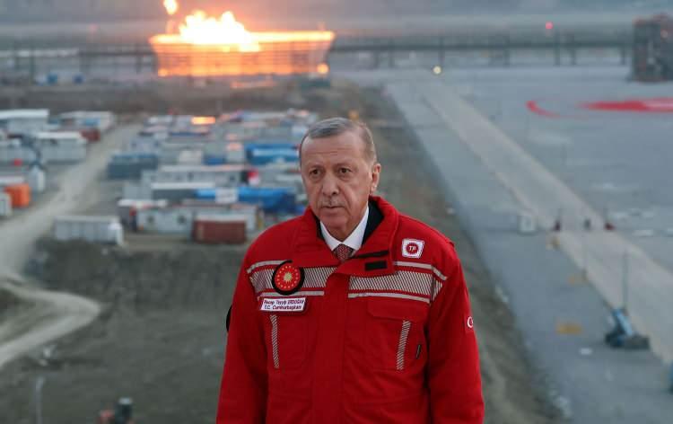 <p>Toplam 5.8 milyar metreküplük gaz depolama kapasitesine sahip tesislerden Tuz Gölü Yer Altı Doğal Gaz Depolama Tesisi'nin kapasitesinin genişletme çalışmalarıyla 2028'e kadar 8.8 milyar metreküpe çıkarılması, toplam kapasitenin ise 13.4 milyar metreküpe ulaşması hedefleniyor.</p>
<p> </p>