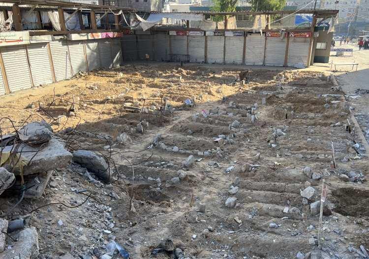 <p>Cibaliya Mülteci Kampı çarşısında yaşamını yitirenler, yakınları tarafından kazılan mezarlarda bazen topluca bazen ayrı ayrı toprağa veriliyor.</p>
