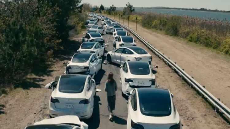 <p><span style="color:#000000"><strong>Bu görüntüler, Tesla'nın siber güvenlik konusundaki hassasiyetini bir kez daha gündeme taşırken, bu araçların hacklenip hacklenemeyeceği sorusu da akıllarda soru işareti oluşturdu.</strong></span></p>
