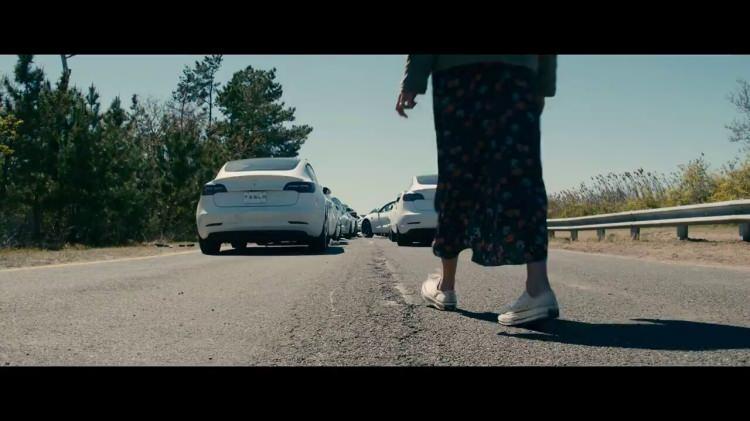 <p><span style="color:#000000"><strong>Son dönemlerde otomobil dünyasında 1 numaraya yükselen Tesla'nın yer aldığı yapımda FSD modundaki araçların siber saldırı sebebiyle kontrolden çıkıp birbirine çarptığı ve 'yaya' güvenliğini tehlikeye attığı ekranlara yansıdı.</strong></span></p>
