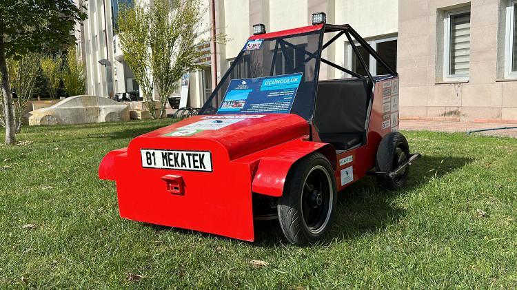<p>Düzce'de 3 üniversite öğrencisi, geri dönüşüm malzemelerini kullanarak elektrikli araç yaptı. Hayallerinin peşinden giden öğrenciler, TEKNOFEST 2023'de Türkiye 3'üncüsü oldu.</p>