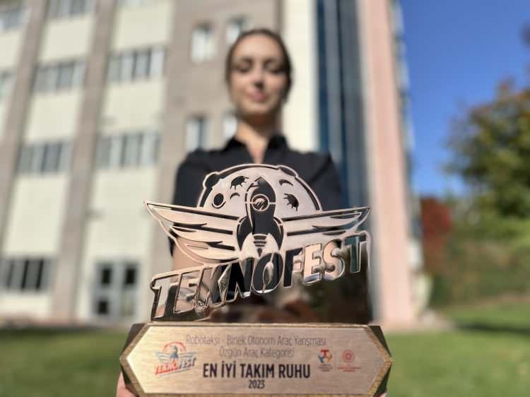 <p>Togg'dan esinlenerek üretmek istedikleri araç için maddi imkanı olmayan öğrenciler, geri dönüştürülebilir ürünler, ameliyat sedyesi, bozuk aküler ve hurda araçlardan topladıkları malzemelerle elektrikli araç üretti. TEKNOFEST 2023’e yaptıkları elektrikli araç ile katılan öğrenciler Türkiye 3'üncüsü oldu.</p>