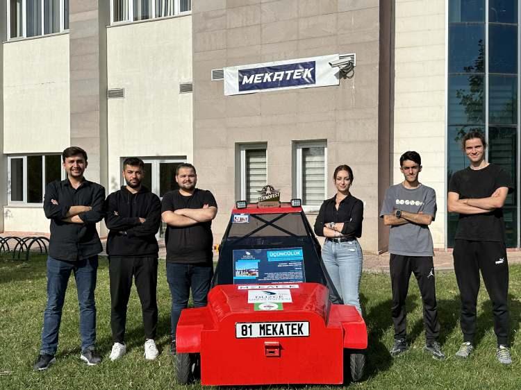 <p>"En iyi takım ruhu ödülüne layık görüldük"<br />
Aracı 2 ayda tamamladıklarını belirten Düzce Üniversitesi yüksek lisans öğrencisi Soner Kayahan, "Aracımızı 2 yıl önce bir hayalin uğruna canlandırmak için çalışmalara başladık.</p>
