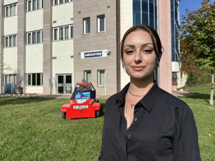 <p>Dış kabuk kısmında ise cam elyafı ve kompozit malzemeleri kullandık. Aracımızın dış görünüşüne aldanmayın. Aracımız otonom araçtır. Biz Türk gençleri olarak daha güzel imkanlarla daha güzel işler başarabileceğimize inanıyoruz" diye konuştu.</p>