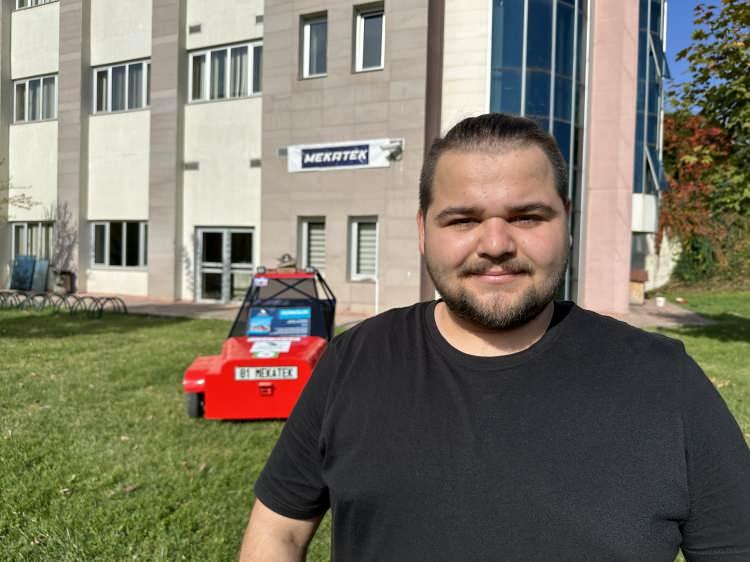 <p>"En iyi takım ruhu ödülünü aldık"<br />
Düzce Üniversitesi Mekatronik Mühendisliği Bölümü öğrencisi Irmak Kardaş da, "Ekip arkadaşlarımızla projeyi tasarladık, uyguladık ve üretim aşamasına geçtik. TEKNOFEST binek otonom araç yarışmasında bu sene yarıştık. 3'üncülüğe layık görüldük ve ardından en iyi takım ruhu ödülünü aldık. Ekip arkadaşlarımızla beraber gecemizi gündüzümüze katarak yoğun çalışmalarla 2 ayda bu aracı tamamladık" şeklinde konuştu.<br />
</p>