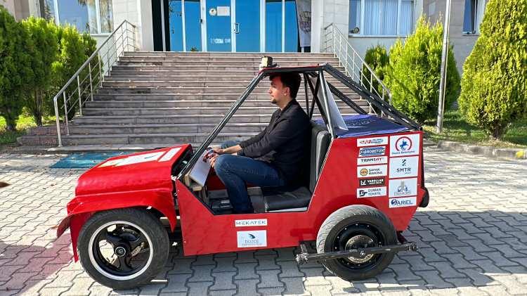 <p>Daha sonra bunları aracımıza montajladık. Testlerimizi yapmaya başladık, sıkıntılar ortaya çıkmaya başladı. Biz tekrar arkadaşlarımızla çalışmalar yaparak, çalışır duruma getirdik. Araç içerisinde bulunan akü yaklaşık olarak 4.4 kilovat bir kapasiteye sahip. Bu kapasiteyle beraber yaklaşık 50 kilometre mesafemiz var. Aracımızla yaklaşık 55 kilometre kadar bir hıza çıkabildik. Alan müsaitliğine göre belki daha fazla hıza da ulaşabiliriz" ifadelerini kullandı.</p>