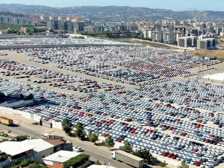 <p>Renault Grubu tesislerinde 8 yeni Renault aracın üretileceğinin hatırlatıldığı açıklamada, <strong>"Renault’un Türkiye'deki Bursa tesisinde 2027'ye kadar dört yeni modelin üretiminin planlandığı”</strong> belirtildi.</p>
